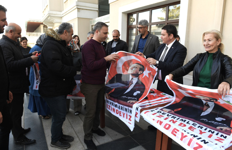 Osmangazi Belediyesi'nden Cumhuriyet Bayramı'na Özel Ata Posteri Dağıtımı