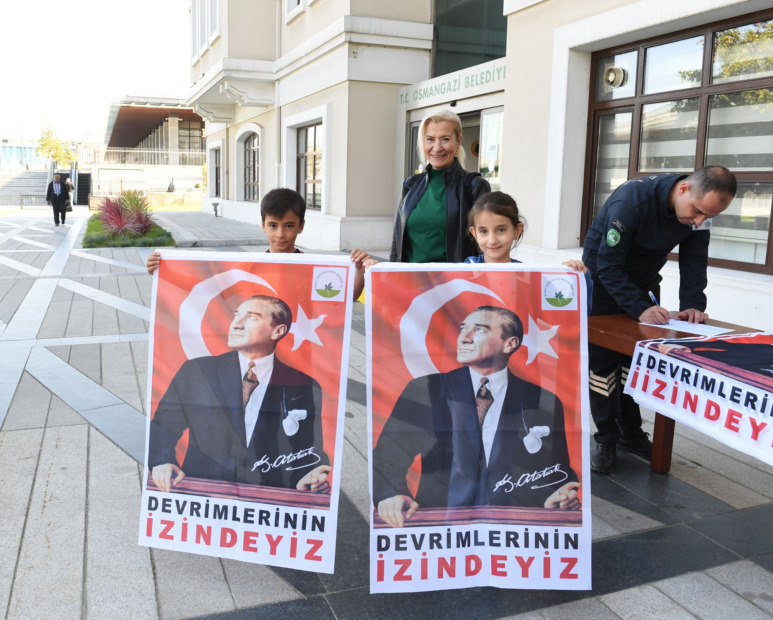 Osmangazi Belediyesi'nden Cumhuriyet Bayramı'na Özel Ata Posteri Dağıtımı