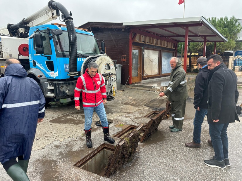 Gemlik’te sağanak taşkınına Başkan müdahalesi