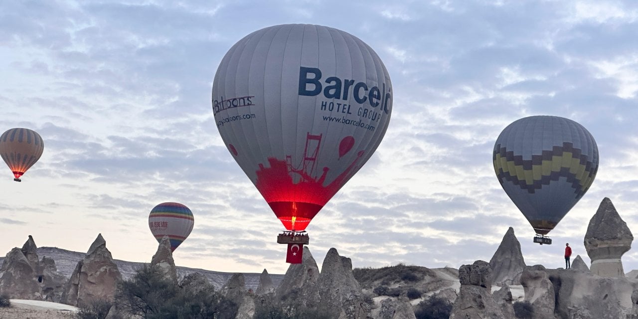 Sıcak hava balonları Atatürk posterleriyle havalandı