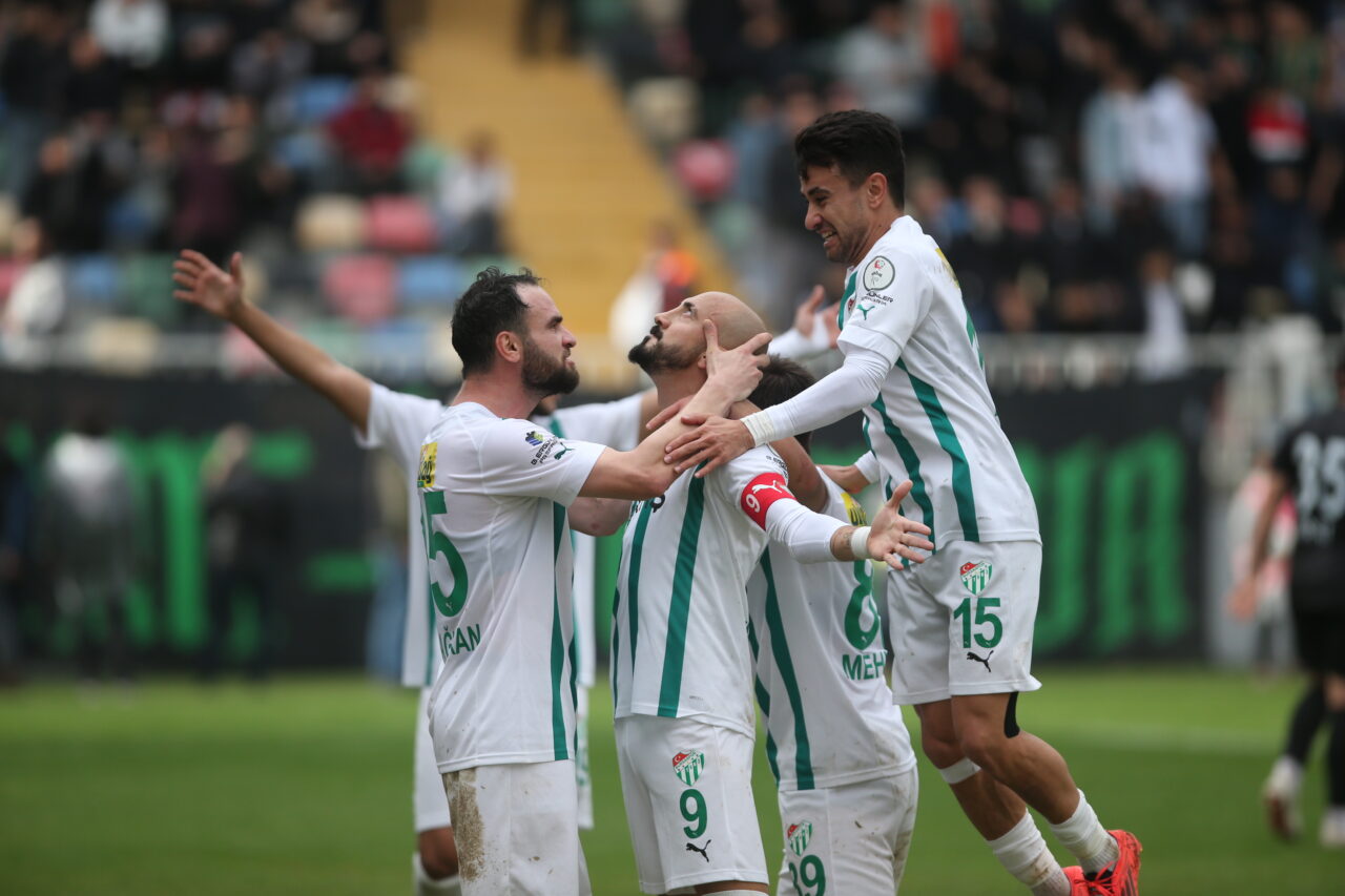 Bursaspor’dan İzmir’de tarihi fark