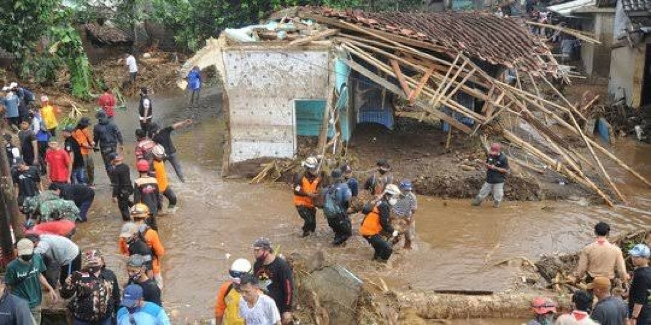 Endonezya’yı sel ve heyelan vurdu. Onlarca ölü var