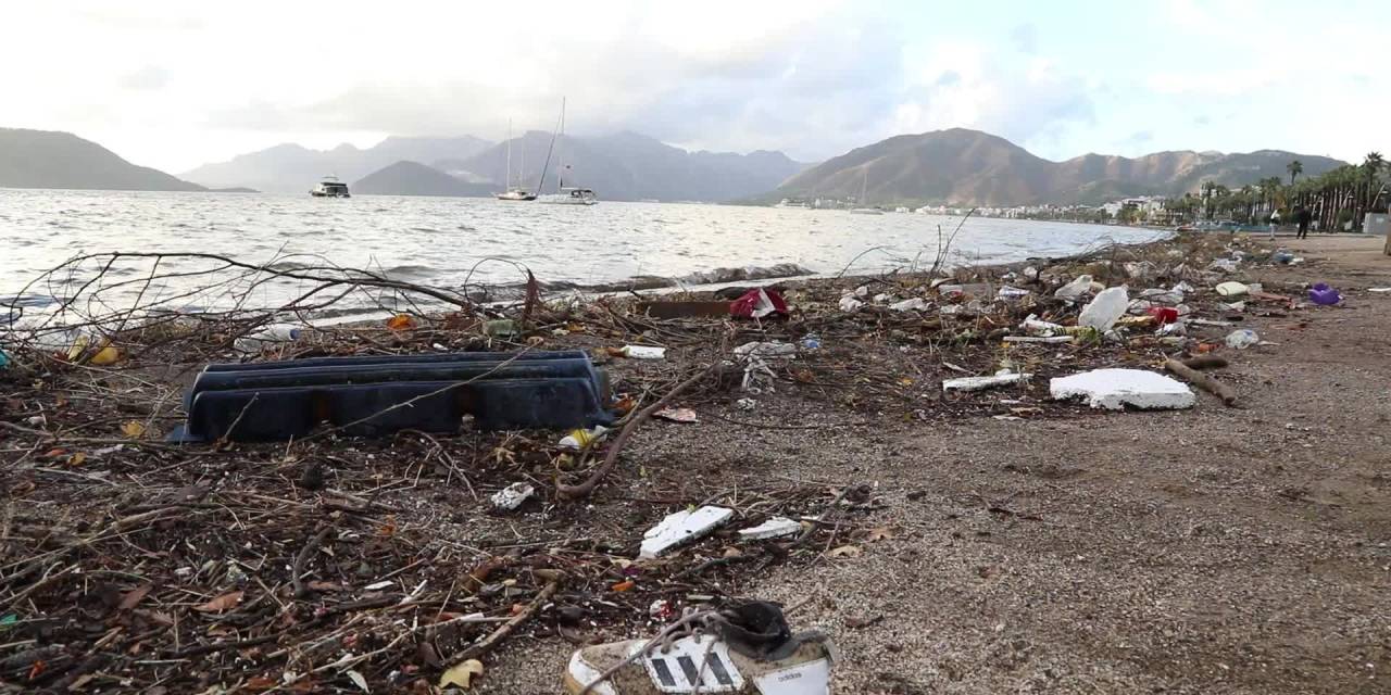 Marmaris’te fırtına sonrası yoğun temizlik mesaisi