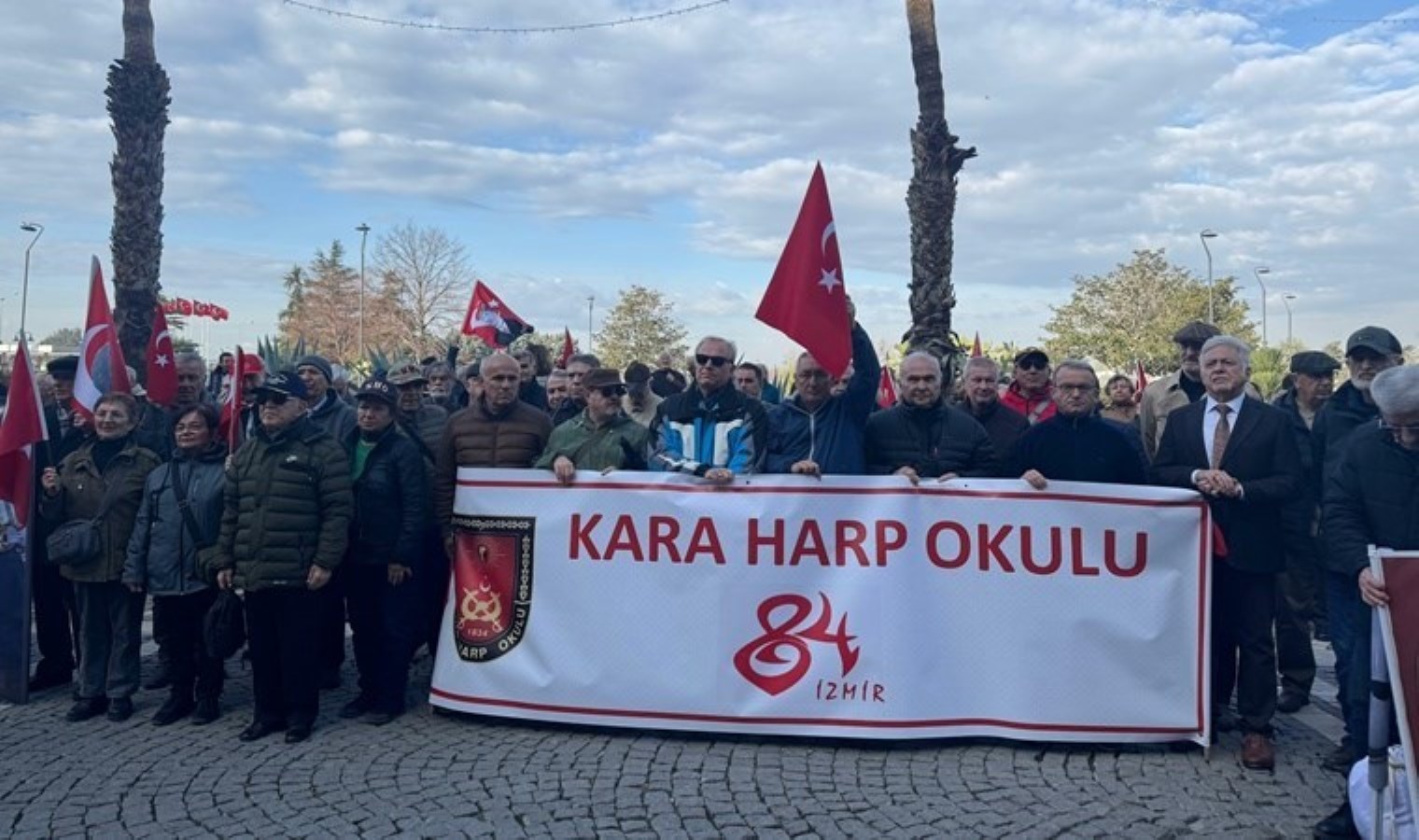 Emekli askerlerden TSK’den ihracı istenen teğmenlere destek