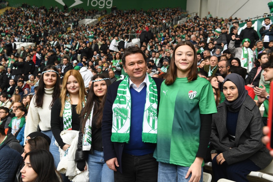 Başkan Aydın, Bursaspor’un maçını öğrencilerle birlikte izledi