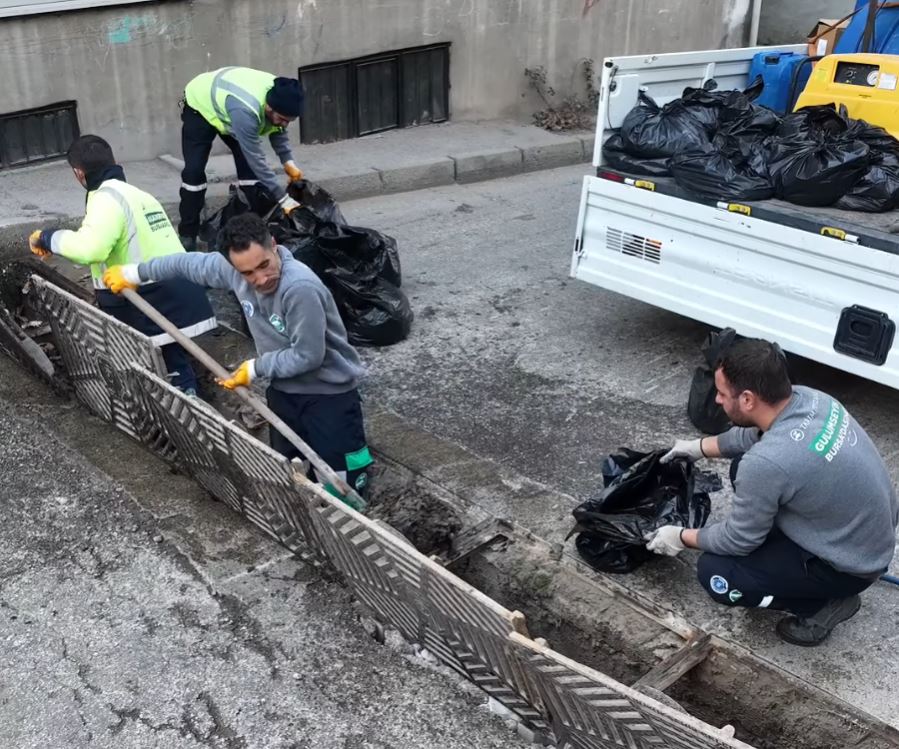 Büyükşehir’den sorunsuz altyapı için ızgara temizliği