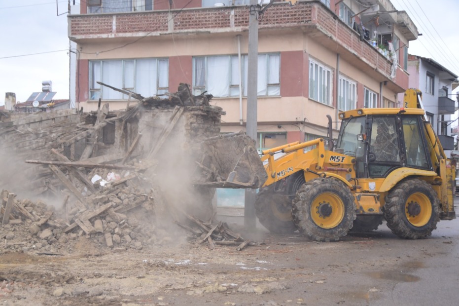 Yenişehir’de metruk binalar yıkılıyor